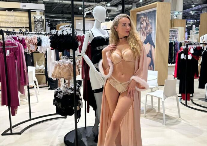 Lisca auf der Dessous-Messe in Paris